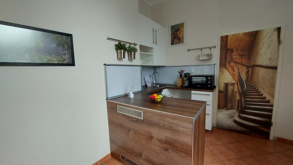 In unserer schönen Küchenecke kannst du dir Morgens mit der Kaffemaschine deinen Espresso machen oder mit dem Wsserkocher einen Tee aufbrühen. Mit dem Eierkocher gelingt das Frühstücksei. Mit dem Backofen kannst du dir Brötchen aufbacken oder Abends eine Pizza. Den Abwasch machst du einfach mit der Spühlmaschine.